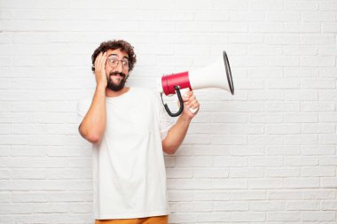 farklı seçenekler veya olanakları merak bir ifade ile arasında şüphe, karşılaştırma ve bir soru poz genç aptal adam tuhaf ve şaşkın bir bakışla.