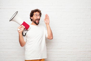 Dikkat, duymak ve ne söylendiğini için dinlemek istiyor, borç verme an kulak adam genç aptal.