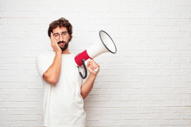 sıkıcı ve sıkıcı ve sıkıcı taşıyan gibi duygu bir şey dinlerken isteksiz ve bıkkın, arayan genç aptal adam.