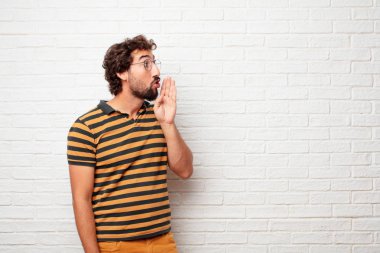 öne eğilerek ve bir sır ile ciddi bir ve sürpriz fısıldayarak genç aptal adam yüzünde bak