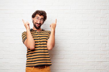 sürpriz, her iki el havada ile çılgın, hayret bir bakışla bağırarak genç aptal adam.