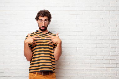 Şaka, komik, aptalca ve oynak bir ifadeyle dil yapışkanlık dışarı, bir aptal gibi arıyorum genç aptal adam.