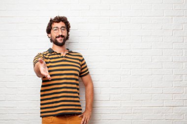 iyi bir anlaşma kapanış veya selamlama ve sizi karşılayan bir el sıkışma, sunan gülümseyen, kendine güvenen, gurur, memnun ve samimi bir ifade ile genç aptal adam.