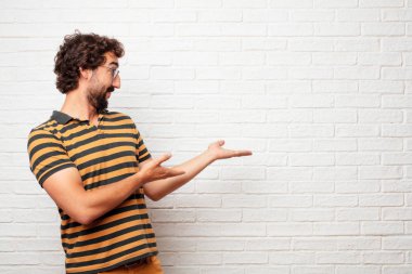 Sizi tebrik ile gurur, memnun ve mutlu bir görünüm gülümseyen, karşılama jest veya gösterilen ve bir kavram tavsiye genç aptal adam.