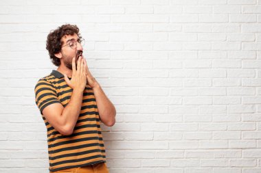 Genç adam arıyorsunuz isteksiz sıkılmış, bir şey sıkıcı ve sıkıcı, halis can sıkıntısı esneme için dinleme ve aptal.