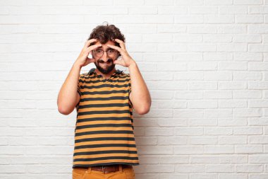 Aptal delikanlı poz