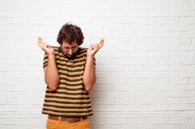 mischeviously gülümseyen bir söz küfür, hile, çapraz parmak yemin yaparken genç aptal adam.