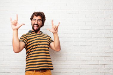 genç aptal adam şarkı rock, dans, bağırarak, isyankar, kızgın bir şekilde el hareketi.