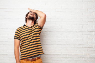 Aptal delikanlı hayal kırıklığı ve yenilgi hüzünlü bir bakışla, depresif ve umutsuzluğa, umutsuz ve sefalet içinde.