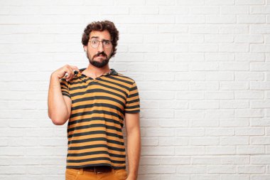 büyük baskı altında hissediyorum endişeli, gergin ve sinirli bir jest, genç aptal adam.