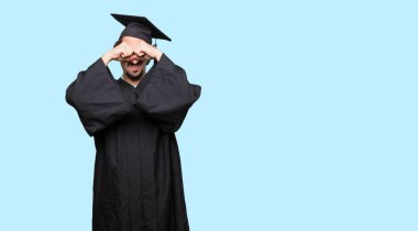 Muhtemelen ağlıyor gözler sürpriz ve hayret ya da korku, güvensizlik, sürtünme genç mezun adam.