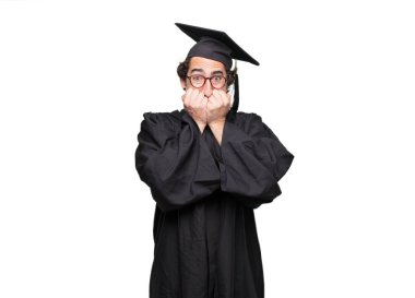 Lisansüstü sakallı adam arayan korkmuş ve dehşete, korkuyor, dehşet içinde çığlık, kıyamet günü karşı karşıya, çok korkmuş hissediyor.