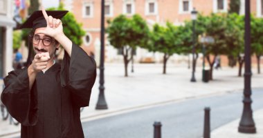 sakallı adam görünümlü isteksiz ve bıkkın, sıkıcı ve sıkıcı ve sıkıcı taşıyan gibi duygu bir şey dinlerken mezun.