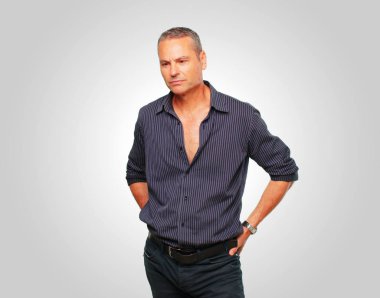 üst düzey yakışıklı adam stresli ve sinirli, Kapalı gözler ve alnına el ile bakan.