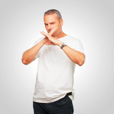 sessiz kalma ve sır tutmak için ağız önünde, her iki el ile üst düzey yakışıklı adam geçti.