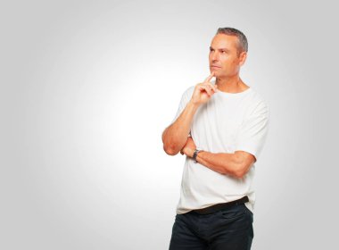 yana doğru seyir, düşünme ve farklı seçenekler arasında merak üst düzey yakışıklı adam şaşkın ve düşünceli bir bakışla.