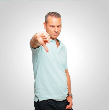 üst düzey yakışıklı poz