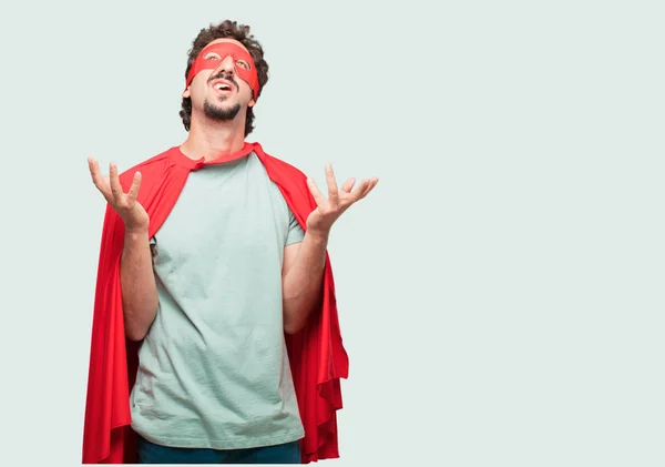 Божевільний Чоловік Супергерой Виглядає Напруженим Розчарованим Тримаючи Обидві Руки Відкритими — стокове фото