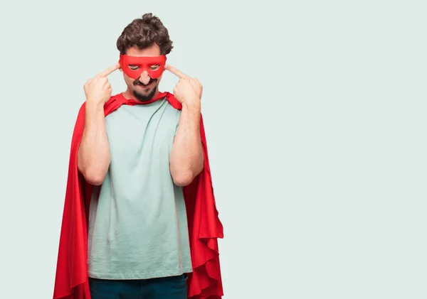 Божевільний Чоловік Супер Герой Обома Руками Покривають Вуха Щоб Захистити — стокове фото