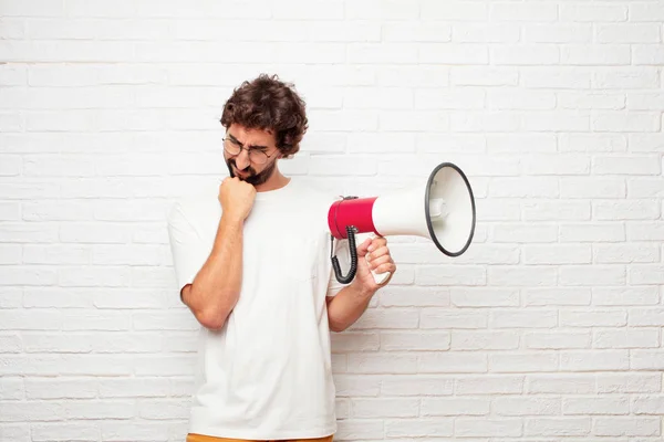 Jonge Domme Man Met Een Verward Doordachte Look Zijwaarts Kijken — Stockfoto