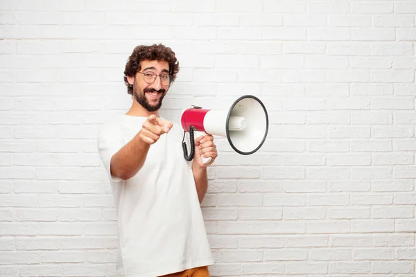 Joven Hombre Mudo Sonriendo Felizmente Señalando Hacia Adelante Eligiéndote — Foto de Stock