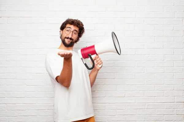 Jonge Domme Man Die Lacht Met Een Tevreden Uitdrukking Tonen — Stockfoto