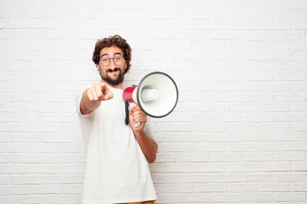 Joven Hombre Mudo Riendo Duro Algo Hilarante Apuntando Hacia Usted — Foto de Stock