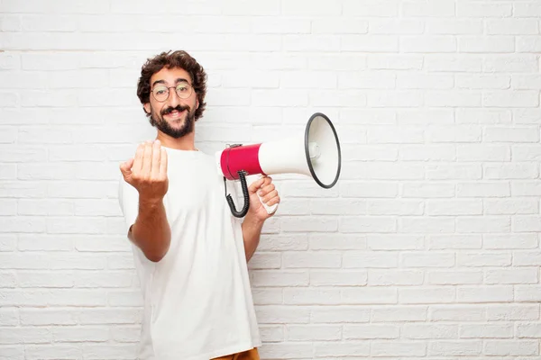 Jonge Domme Man Lacht Met Een Trots Tevreden Blij Look — Stockfoto