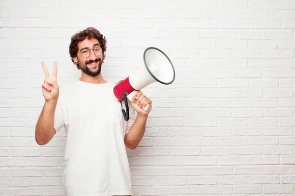 Ung Dum Man Ler Och Ser Nöjd Och Glad Räknar — Stockfoto