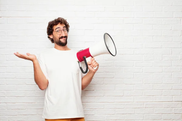 Junger Stummer Mann Mit Verwirrtem Blick Zweifelnd Zwischen Verschiedenen Entscheidungen — Stockfoto