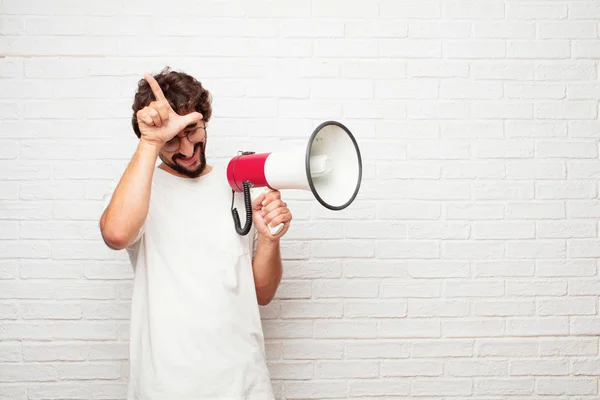 Junger Stummer Mann Der Mit Den Fingern Spöttisch Verlierer Gestikuliert — Stockfoto