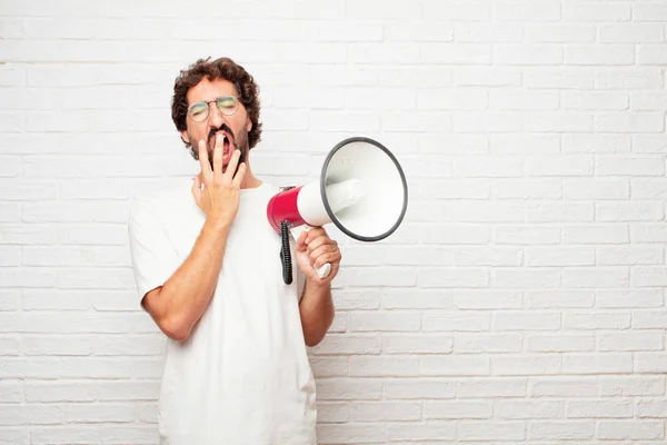 Jonge Domme Man Looking Autoproducenten Verveelde Luisteren Naar Iets Saai — Stockfoto