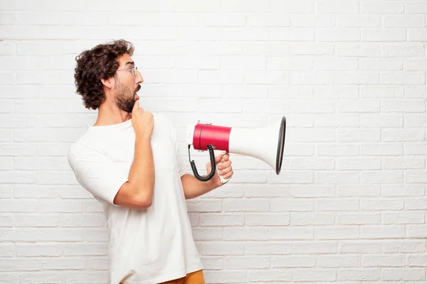 Junger Dummer Mann Mit Einem Dummen Dummen Dummen Blick Schockiert — Stockfoto