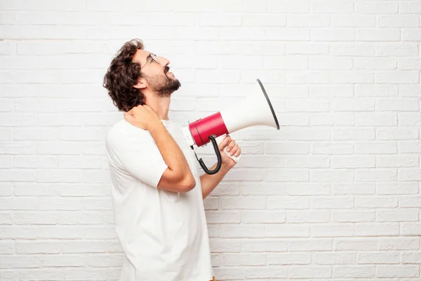 Jonge Domme Man Met Een Trots Zelfverzekerd Gelukkig Look Glimlachen — Stockfoto