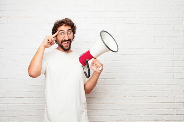 Stom Jongeman Zoek Blij Verrast Glimlachen Denken Van Een Geweldige — Stockfoto