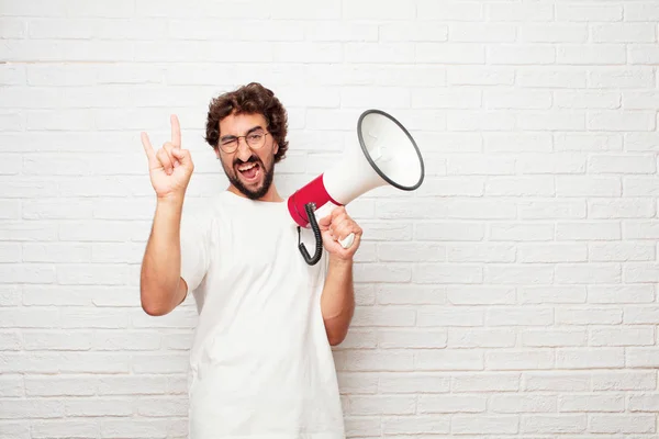 Jonge Domme Man Zingen Rock Dansen Schreeuwen Gebaren Een Rebelse — Stockfoto