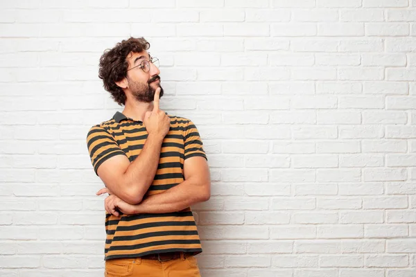 Joven Mudo Con Una Mirada Confusa Reflexiva Mirando Hacia Los —  Fotos de Stock