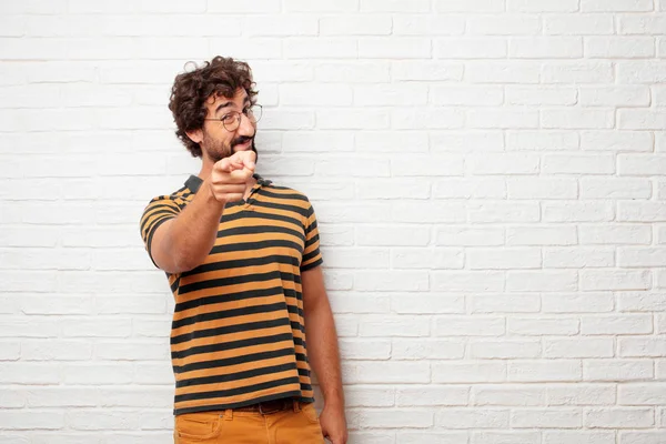 Joven Hombre Mudo Sonriendo Felizmente Señalando Hacia Adelante Eligiéndote — Foto de Stock