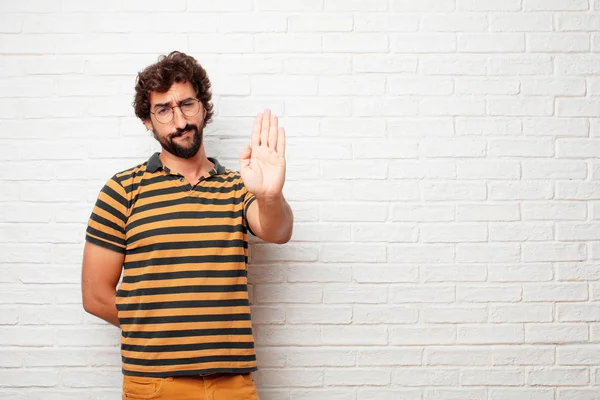 Junger Stummer Mann Der Mit Der Handfläche Nach Vorne Zeigt — Stockfoto