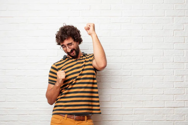 Joven Hombre Mudo Sonriendo Bailando Diversión Música Disco Animada Buscando —  Fotos de Stock