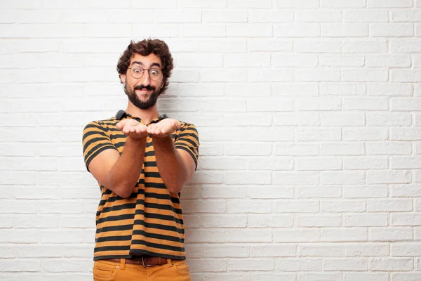 Jonge Domme Man Die Lacht Met Een Tevreden Uitdrukking Tonen — Stockfoto