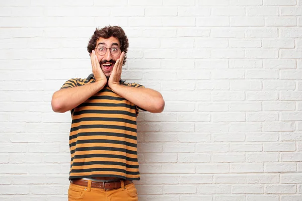 Jonge Domme Man Met Een Blij Verrast Expressie Ogen Wijd — Stockfoto