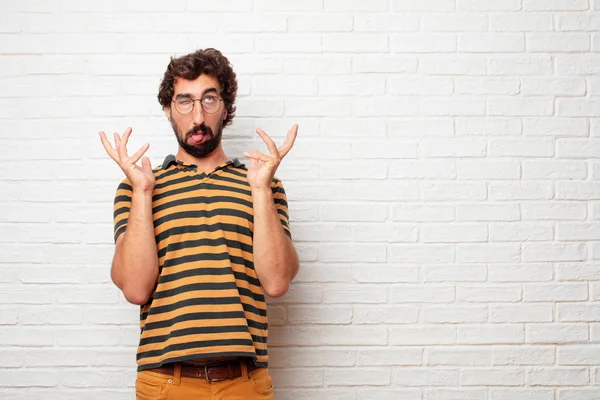 Stom Jongeman Een Grapje Tong Uit Steken Met Een Grappig — Stockfoto