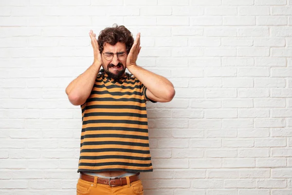 Jonge Domme Man Met Beide Handen Oren Voorkomen Dat Een — Stockfoto