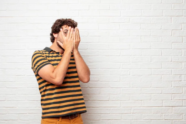 Junger Stummer Mann Mit Verängstigtem Verängstigtem Gesichtsausdruck Augen Mit Beiden — Stockfoto