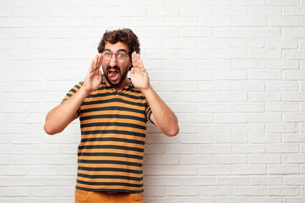 Joven Mudo Gritando Fuerte Como Loco Llamando Con Mano Con — Foto de Stock