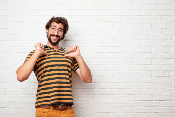 Jeune Homme Muet Avec Une Expression Fière Heureuse Confiante Souriant — Photo