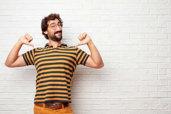 Joven Mudo Con Una Expresión Orgullosa Feliz Confiada Sonriente Seguro — Foto de Stock