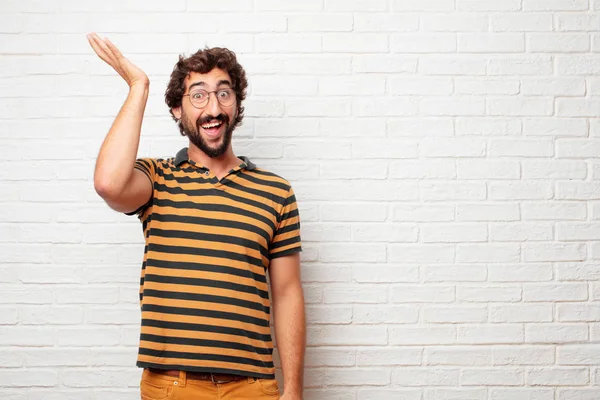 Junger Dummer Mann Der Freudig Einige Gute Und Überraschende Neuigkeiten — Stockfoto