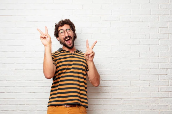 Junger Stummer Mann Mit Stolzem Glücklichem Und Selbstbewusstem Gesichtsausdruck Lächelnd — Stockfoto